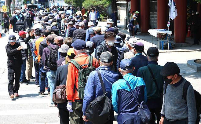 재정전문가들은 향후 정부의 부채 부담이 커지는 가장 중요한 요인으로 고령화에 따른 연금 등 복지 지출을 꼽는다. 사진은 지난 5월 12일 서울 종로구 탑골공원 무료급식소에서 줄 서 있는 고령자들./뉴스1