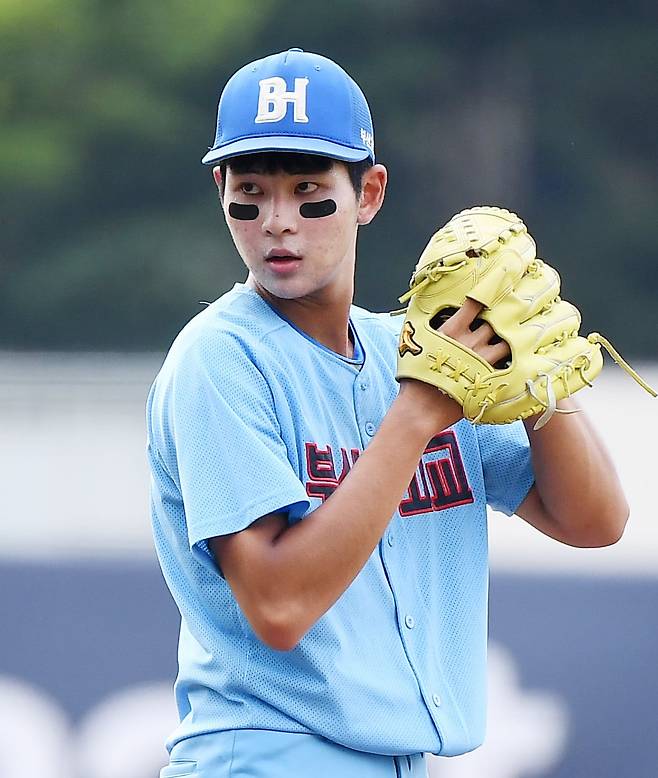 8일 서울 목동구장에서 열린 제80회 청룡기 고교야구선수권 대회 및 주말리그 왕중왕전 서울고와 부산고의 8강전. 부산고 하현승이 5회말 실점 위기에서 구원 등판해 투구하고 있다. /정재근 스포츠조선 기자