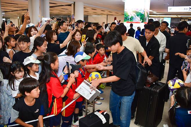 지난 6일 일본 남자 축구 대표팀이 동아시안컵을 위해 김포공항으로 입국했다. 이날 공항엔 서울일본인학교 학생들이 마중을 나와 응원 편지를 전달했다./주한일본대사관
