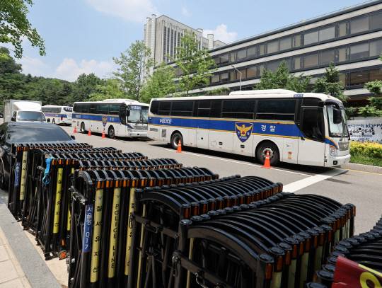 윤석열 전 대통령의 구속 전 피의자 심문(영장실질심사)을 하루 앞둔 8일 서울 서초구 서울중앙지법 앞에 경찰버스가 배치돼있다. 연합뉴스