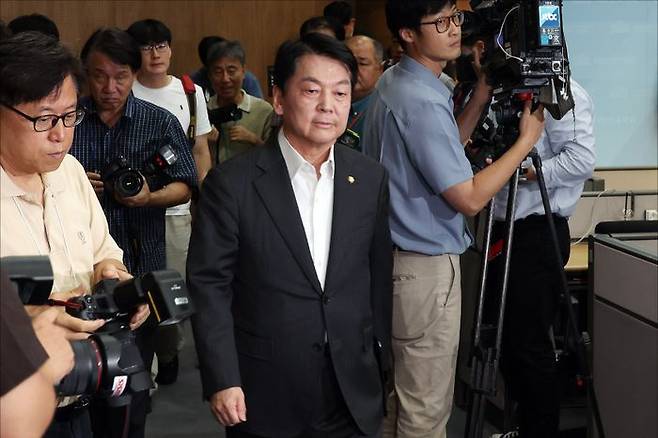 안철수 국민의힘 의원이 7일 오전 국회 소통관 기자회견장에서 국민의힘 혁신위원장을 사퇴한 뒤 당대표 출마를 선언하는 기자회견을 마치고서 기자회견장을 나서고 있다. ⓒ데일리안 홍금표 기자