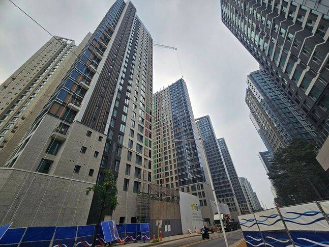 공사가 진행 중인 ‘잠실 르엘(왼쪽)’과 ‘잠실 래미안아이파크’ 단지 전경. ⓒ 데일리안 이호연 기자