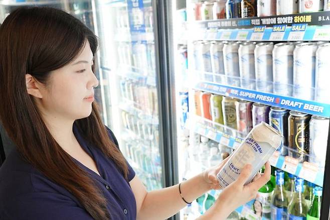 세븐일레븐에서 고객이 '생라이트비어'를 살펴보고 있다.ⓒ세븐일레븐