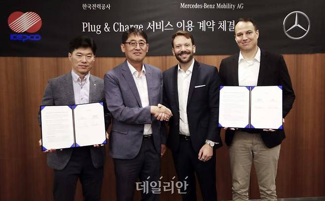 (사진왼쪽부터)한전EVC장근철사업부장,한전에너지신사업처이상원처장,‘메르세데스-벤츠모빌리티AG’아시아및호주지역공공충전서비스부문총괄에릭아우프리히트상무,‘메르세데스-벤츠코리아제품,마케팅및디지털비즈니스’부문총괄킬리안텔렌부사장 ⓒ한국전력