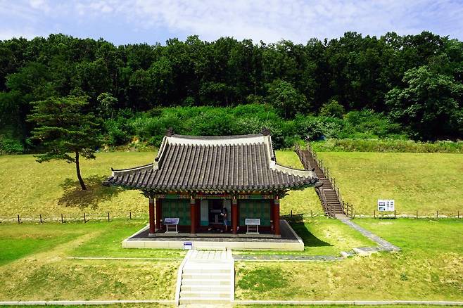 1964년 6월 사적으로 지정된 인천 강화군 고려궁지. 1232년(고려 고종 19년) 몽골군의 침입에 대항하기 위해 수도를 강화도로 옮긴 후 1270년(원종 11년) 화의를 맺고 개성으로 환도할 때까지 39년 동안의 왕궁으로 사용했다. 인천 강화군 제공