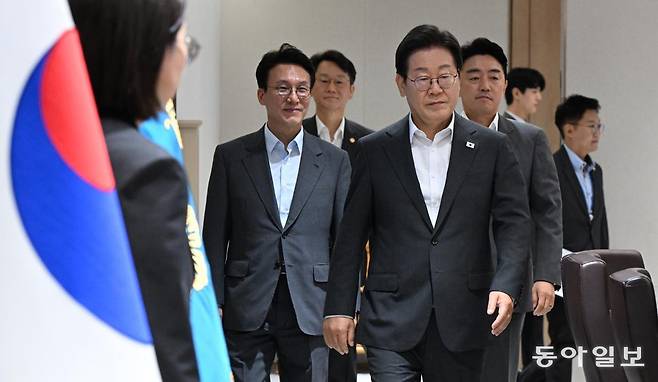 이재명 대통령이 8일 용산 대통령실에서 열린 국무회의에 입장하고 있다. 송은석 기자 silverstone@donga.com