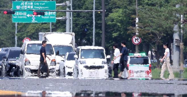 서울 기온이 37.1도까지 오르면서 근대적인 기상관측을 시작한 이래 7월 상순 기온으론 역대 최고치를 기록한 8일 서울 영등포구 여의도 일대 뜨겁게 달궈진 아스팔트 위로 아지랑이가 피어오르고 있다. 2025.7.8/뉴스1