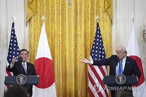 도널드 트럼프 미국 대통령과 이시바 시게루 일본 총리. AP 연합뉴스 자료사진