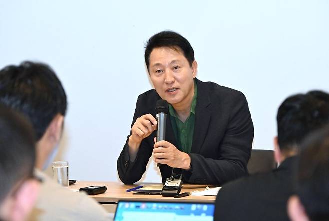 오세훈 서울시장이 지난 5일(현지시간) 이탈리아 밀라노에서 출장에 동행한 기자들을 대상으로 간담회를 하고 있다. 서울시 제공