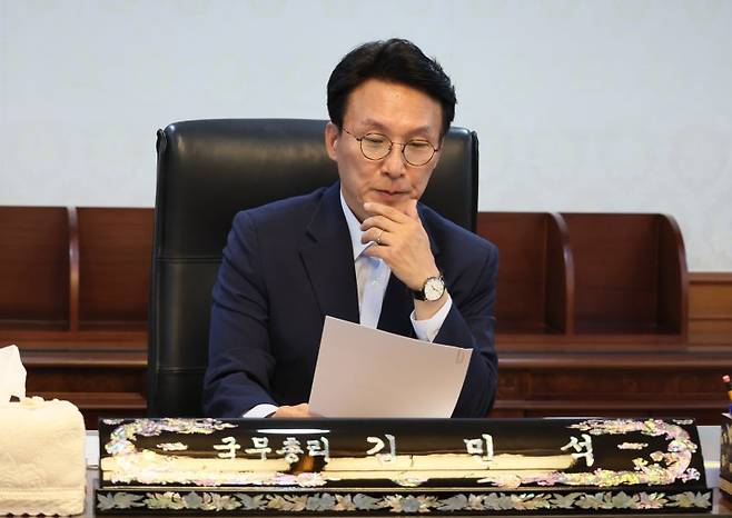 김민석 국무총리가 8일 서울 종로구 정부서울청사 집무실에서 자료를 보고 있다. 연합뉴스