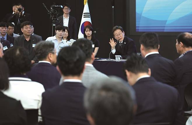 이재명 대통령이 6월 25일 광주광역시 국립아시아문화전당에서 열린 '광주시민·전남도민 타운홀미팅'에서 발언하고 있다. 사진 뉴시스