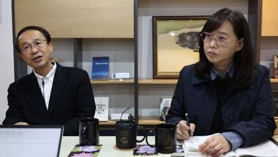 다케우치 야스토 역사연구가(왼쪽). 한겨레 자료사진