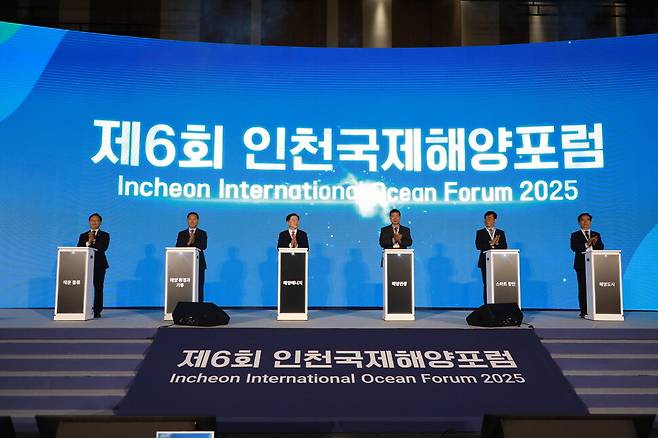 3일 인천 송도컨벤시아에서 ‘제6회 인천 국제해양포럼’ 개막식이 열리고 있다. 사진 왼쪽부터 김성범 해양수산부 차관, 유정복 인천시장, 이경규 인천항만공사 사장, 황대일 연합뉴스 사장, 조명우 포럼 위원장(인하대 총장), 정일영 더불어민주당 국회의원(인천연수구을). 인천항만공사 제공