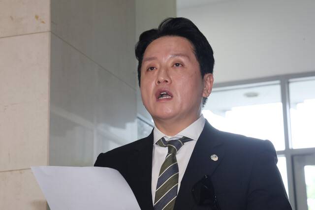 임태훈 군인권센터 소장이 8일 서울 서초구 서초한샘빌딩에 마련된 채 상병 특검 사무실에 박정훈 대령 항명 사건 항소 취하 촉구 서명을 전달한 뒤 입장을 밝히고 있다. 연합뉴스