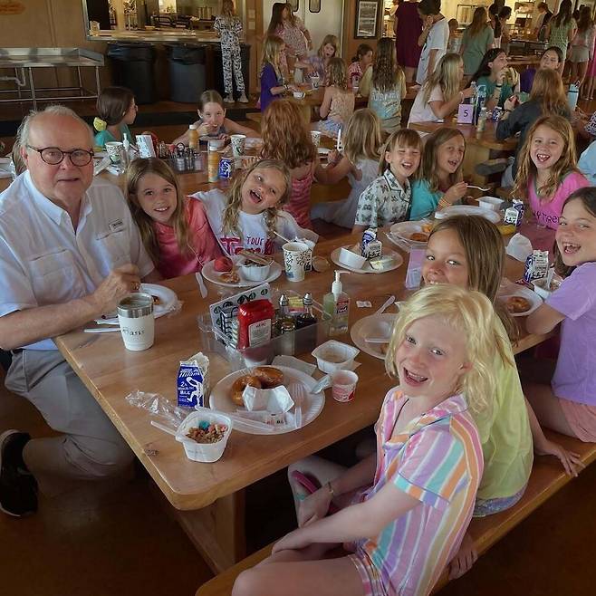 캠프 미스틱 운영자인 리처드 이스트랜드(맨 왼쪽)가 캠프에 참여한 아이들과 함께 식사를 하고 있는 모습. 출처 인스타그램 george_eastland