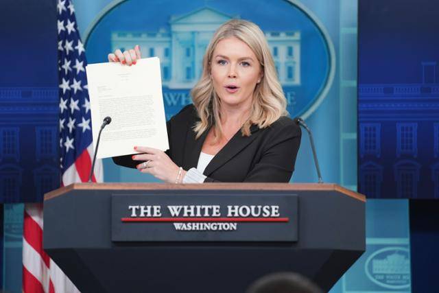 캐럴라인 레빗 미국 백악관 대변인이 7일 미 워싱턴 백악관 브리핑에서 도널드 트럼프 대통령이 이날 이시바 시게루 일본 총리에게 보낸 서한을 들어 보이고 있다. 워싱턴=AP 연합뉴스