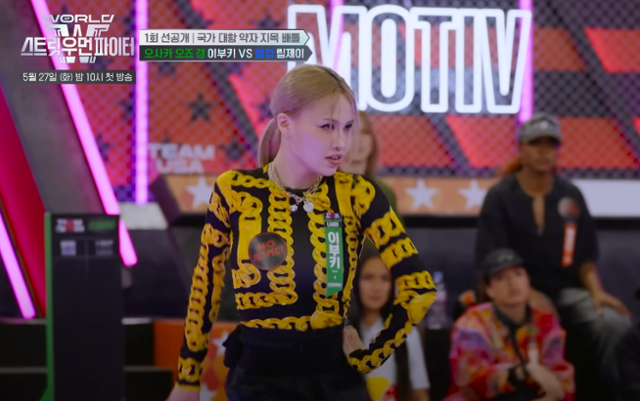 '월드 오브 스트릿 우먼 파이터' 첫 방송에서 일본 팀 '오사카 오죠 갱'의 리더 이부키가 한국 댄서 립제이와 배틀을 하고 있다. 유튜브 캡처