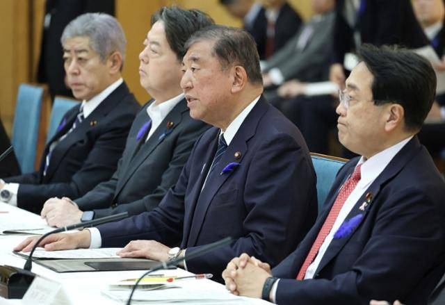 이시바 시게루(오른쪽 두 번째) 일본 총리가 8일 도쿄 총리 관저에서 전 부처 장관이 참석하는 미국 관세 조치에 대한 종합대책본부 회의에서 발언하고 있다. 도쿄=지지·AFP 연합뉴스