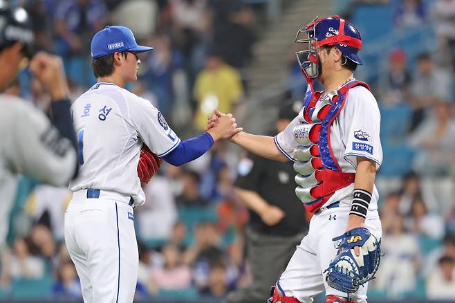 삼성 이호성-강민호. 삼성 제공