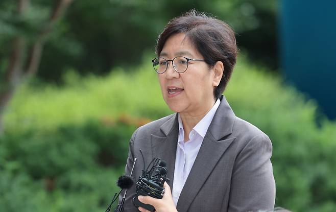 정은경 보건복지부 장관 후보자가 지난달 30일 서울 중구에 마련된 인사청문회 준비 사무실로 출근하며 취재진 질문에 답하고 있다. 연합뉴스