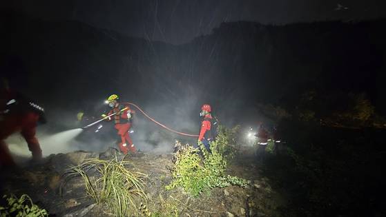 지난 5일 충북 영동군 양강면 신불현장에서 진화대원들이 불을 끄고 있다. 사진 산림청