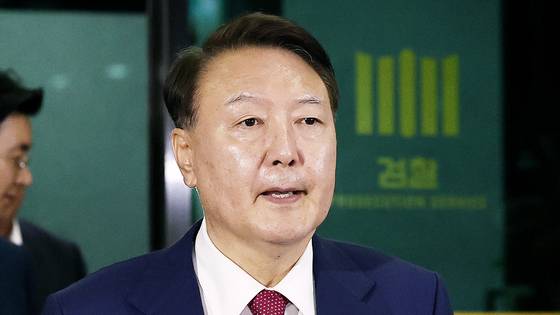 윤석열 전 대통령이 지난 5일 오후 서울 서초구 서울고검에서 내란 특검팀 2차 소환 조사를 받은 뒤 청사를 나서고 있다. 뉴스1