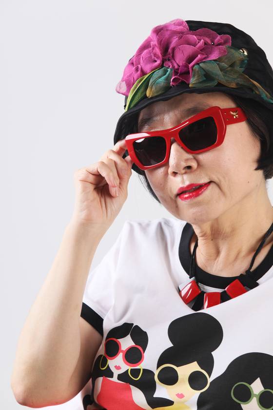 미술가 황주리. 그녀의 그림에 동원되는 색상처럼 원색의 화려한 옷을 좋아한다.