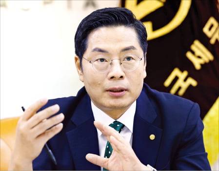 구재이 한국세무사회 회장은 “세무사들이 새로운 흐름에 적응하고 부가가치를 높일 수 있도록 돕겠다”고 말했다. 이솔 기자