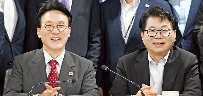 김민석 국무총리(왼쪽)와 이한주 국정기획위원장이 7일 국정기획위원회 4차 전체회의에 참석했다. 김 총리는 국정위원들에게 “속도감 있게 성과 낼 과제를 먼저 추려주길 바란다”고 당부했다. 청사사진기자단