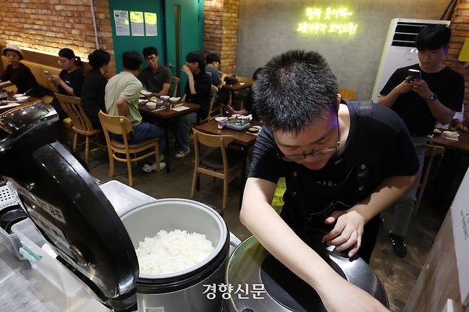 낙성대 슬로우점에서 일하는 김민성씨가 밥을 짓고 있다.