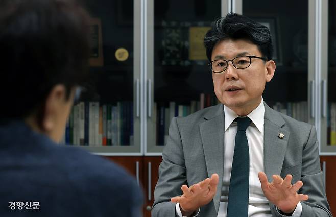 진성준 더불어민주당 정책위의장이 지난 4일 국회 의원회관에서 정부의 전격적인 6·27 대출 규제 조치 이후 부동산 시장 대응 방안, 인공지능(AI)과 상법 개정 등 경제 현안들에 대해 이야기하고 있다. 그는 “대출 규제가 지속되는 동안 집값이 뛰어오를 우려는 크지 않다”면서 “심각한 상황이 되면 복합적이고, 동시다발적으로 종합적인 처방을 할 수도 있다”고 말했다. 서성일 선임기자