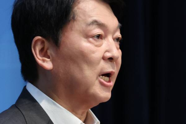 국민의힘 혁신위원장을 맡은 안철수 의원이 7일 국회 소통관에서 위원장직 사퇴와 전당대회 출마 의사를 밝히는 기자회견을 하고 있다. 연합뉴스