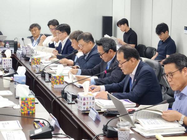 8일 정부서울청사 창성동 별관에 마련된 국정기획위원회 회의실에서 부산시와 국가균형성장특별위원회의 간담회가 진행되고 있다. 부산시 제공