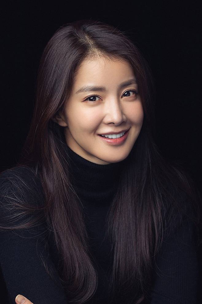 Lee Si-young (Ace Factory)