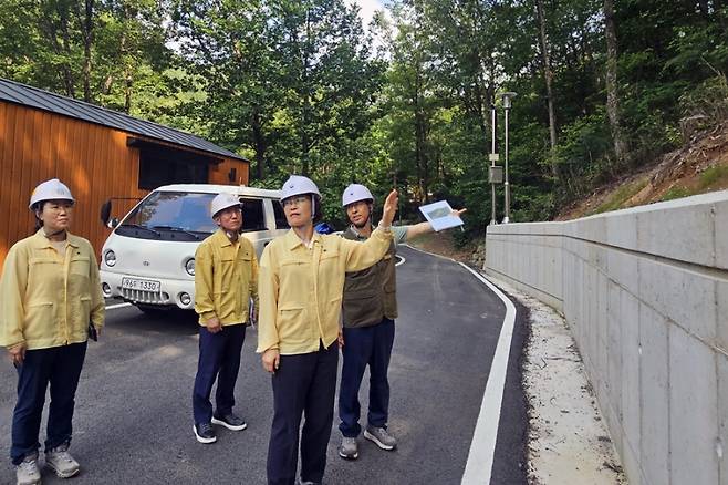 8일 국립대야산자연휴양림의 절토사면을 점검하는 이미라 산림청 차장(왼쪽 세번째). 산림청