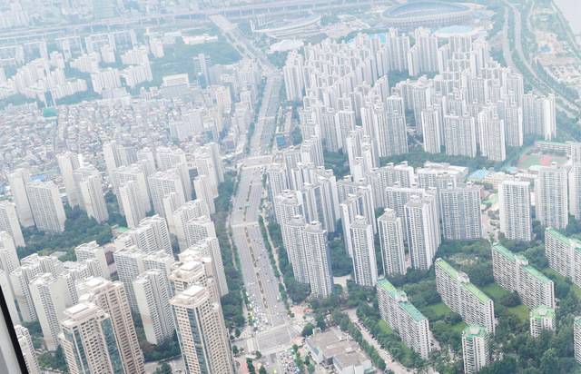 서울 송파구 롯데월드타워 전망대 서울스카이에서 바라본 서울 시내 아파트 단지 모습. 연합뉴스