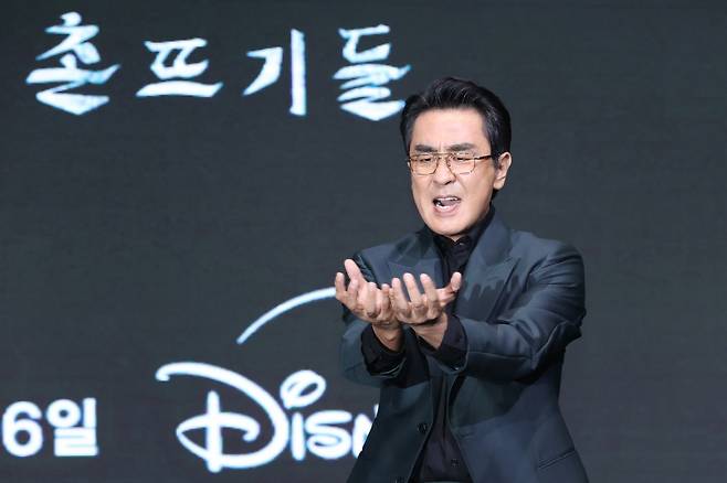 디즈니+ 시리즈 ‘파인: 촌뜨기들’ 주연 배우 류승룡이 8일 서울 영등포구 콘래드 서울 호텔에서 열린 제작발표회에서 바닷속 도자기를 건져 올린 듯한 포즈를 취하고 있다. 연합뉴스