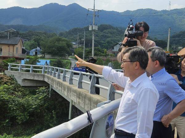 김동연 경기도지사가 8일 서울~양평고속도로 현장을 둘러보고 있다. 오민주 기자