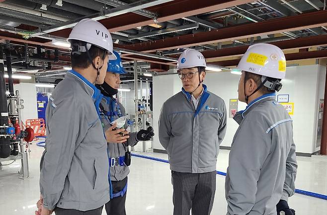 윤혁노 테크로스 워터앤에너지 대표(왼쪽 셋째)가 고객사 설비 건설 현장에서 직원들과 얘기를 나누고 있다. 테크로스 워터앤에너지