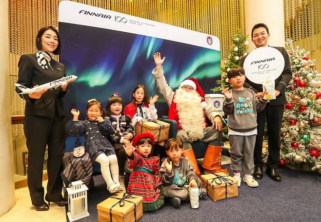 한국에서 밋앤그릿 행사를 하는 산타클로스. /사진= 핀에어