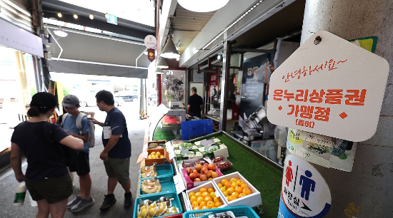 서울의 한 전통시장 점포에 기존 골목경제 소비 활성화를 위한 온누리상품권 가맹 팻말이 붙어 있다. (사진=연합뉴스)