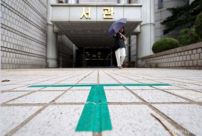 윤석열 전 대통령이 9일 구속 기로에 선다. 윤 전 대통령은 영장심사에 직접 출석한다는 입장이다. 법조계에 따르면 서울중앙지법은 9일 오후 2시 15분부터 특수공무집행방해 등 혐의를 받는 윤 전 대통령의 구속 전 피의자 심문(영장실질심사)을 진행한다고 밝혔다. 사진은 7일 서울 서초구 서울중앙지방법원 모습. /사진=(서울=뉴스1) 박지혜 기자