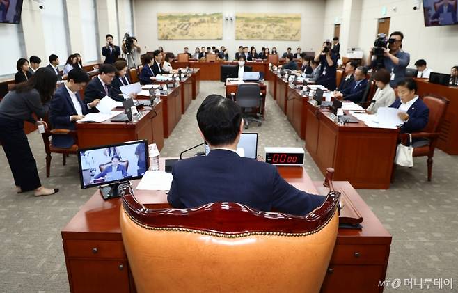 (서울=뉴스1) 김민지 기자 = 김영호 교육위원장이 2일 오전 서울 여의도 국회에서 열린 교육위원회 전체회의에서 안건을 상정하며 의사봉을 두드리고 있다. 2025.7.2/뉴스1 Copyright (C) 뉴스1. All rights reserved. 무단 전재 및 재배포, AI학습 이용 금지. /사진=(서울=뉴스1) 김민지 기자