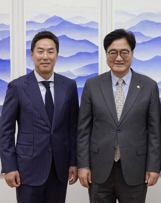 우원식(오른쪽) 국회의장과 윤인구 제헌국회의원 유족회 회장