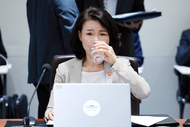 속 타는 이 : 이진숙 방송통신위원장이 8일 오전 서울 용산 대통령실에서 열린 국무회의에 참석해 물을 마시고 있다. 뉴시스
