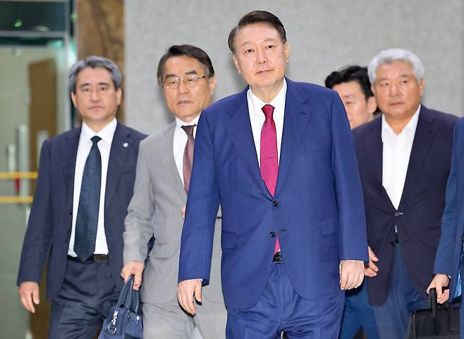 5일 내란 특검 2차 조사를 마치고 나온 윤석열(중앙)과 윤석열의 변호인들.