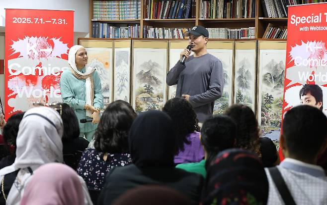 웹툰 '지옥'의 최규석 작가가 2일 주이집트 한국문화원에서 열린 'K-코믹스 월드' 행사에서 현지 팬들과 이야기를 나누고 있다. 한국콘텐츠진흥원 제공