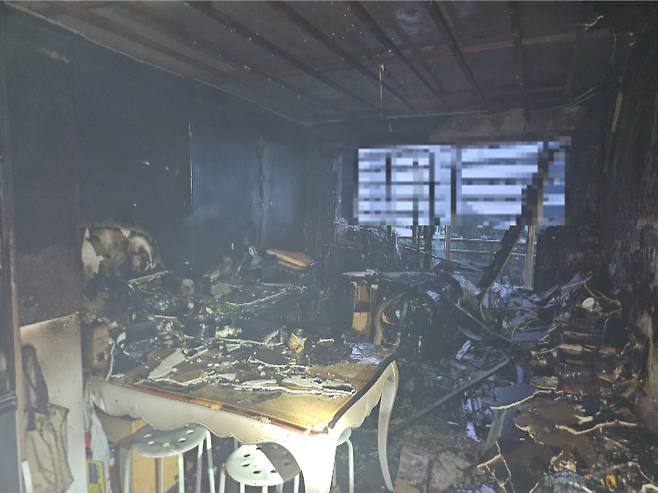 지난달 24일 부산 부산진구 아파트 화재 현장. 부산소방재난본부 제공