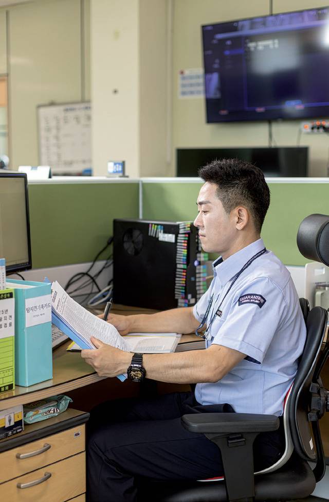 탐지견마다 건강 상태 이상 유무 등을 점검하고, 일지를 작성한다.