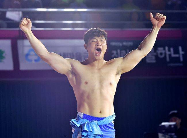 김기수는 7일 충북 보은군 보은국민체육센터에서 열린 ‘위더스제약 2025 민속씨름 보은장사씨름대회’ 금강급(90kg 이하) 장사 결정전(5전 3선승제)에서 홍준호(증평군청)를 3-0으로 제압하며 우승했다. / 대한씨름협회